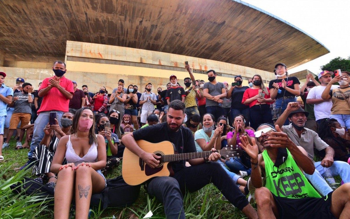 F&atilde;s formam longa fila em vel&oacute;rio de Mar&iacute;lia Mendon&ccedil;a, em Goi&acirc;nia