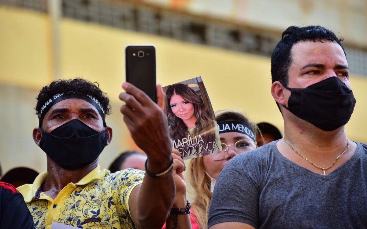 F&atilde;s formam longa fila em vel&oacute;rio de Mar&iacute;lia Mendon&ccedil;a, em Goi&acirc;nia