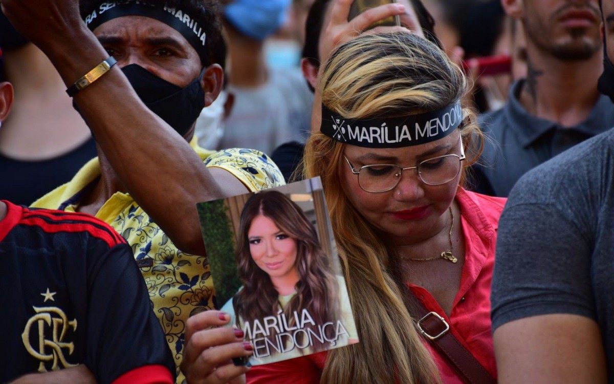 F&atilde;s formam longa fila em vel&oacute;rio de Mar&iacute;lia Mendon&ccedil;a, em Goi&acirc;nia