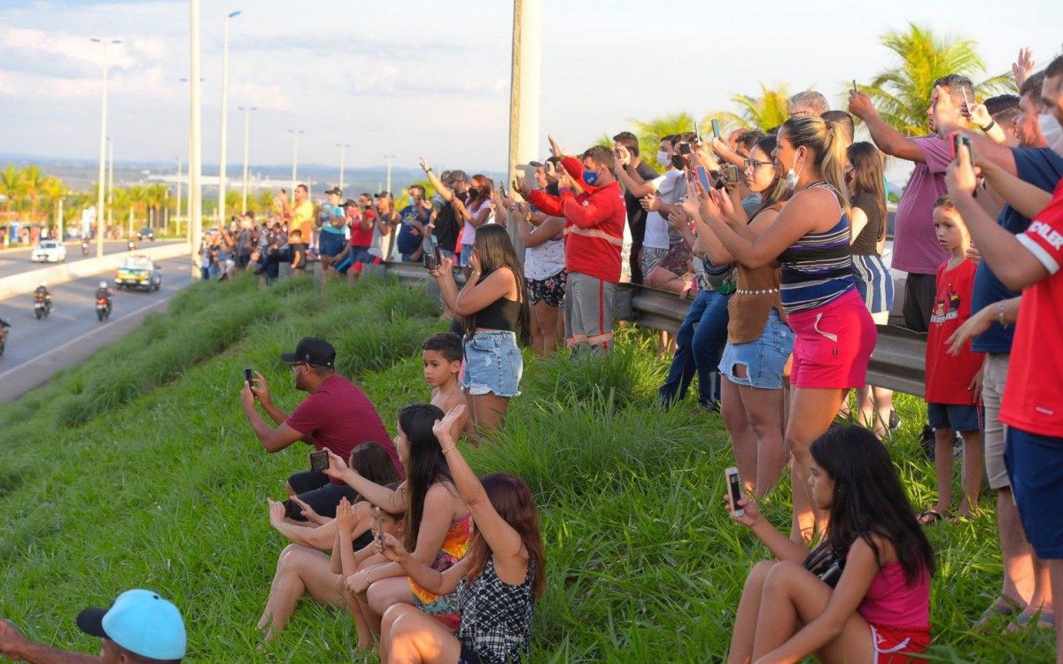 Cortejo em carro aberto do corpo de Mar&iacute;lia Mendon&ccedil;a mobiliza milhares de pessoas em Goi&acirc;nia