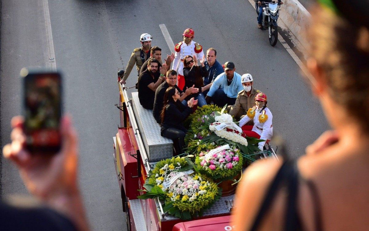 Cortejo em carro aberto do corpo de Mar&iacute;lia Mendon&ccedil;a mobiliza milhares de pessoas em Goi&acirc;nia