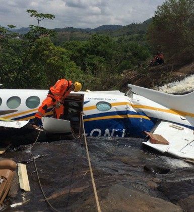 Motores do avião que caiu com Marília Mendonça são resgatados