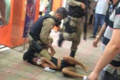 Ministério Público vai apurar ação de policiais que imobilizaram mulher