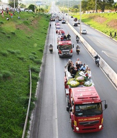 Locals gather along the highway as the funeral cortege of Brazilian singer Marilia Mendonca heads to the Cementerio Parque Memorial, in Goiania, state of Goias, Brazil, on November 6, 2021. - Marilia Mendonca, 26, one of the most popular of the 