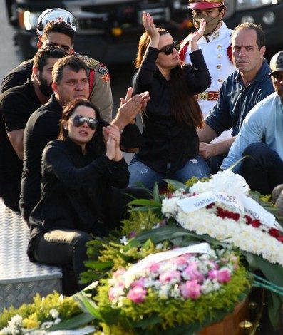 Henrique e Juliano e Maiara e Maraisa em cortejo do corpo de Mar&iacute;lia Mendon&ccedil;a - Cristiano Borges e J&uacute;nior Guimar&atilde;es/AgNews