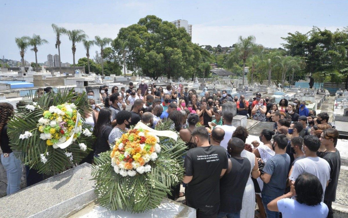 Familiares e amigos se despediram de Marcos Eduardo da Silva no in&iacute;cio da tarde deste domingo