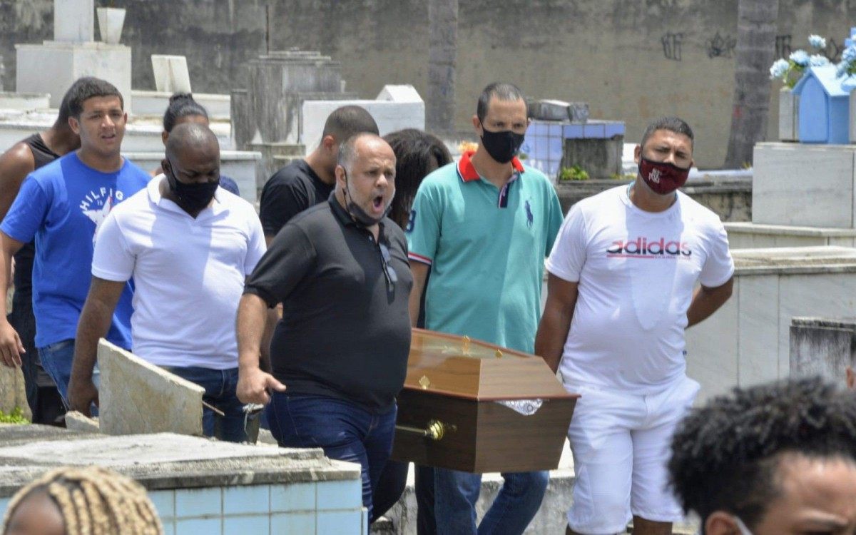 Corpo do motorista de aplicativo Marcos Eduardo da Silva foi enterrado na tarde deste domingo