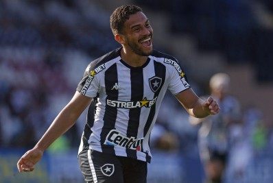 Marco Antônio celebra goleada e momento no Botafogo: 'Sempre uma honra'