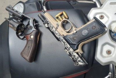 Homens são presos após atirarem contra policiais e atropelarem uma pessoa na tentativa de fuga