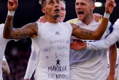 Após Neymar, Raphinha marca pelo Leeds e também homenageia Marília Mendonça