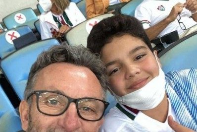 Craque Neto vai ao Maracanã, veste camisa do Fluminense e agradece pelo carinho