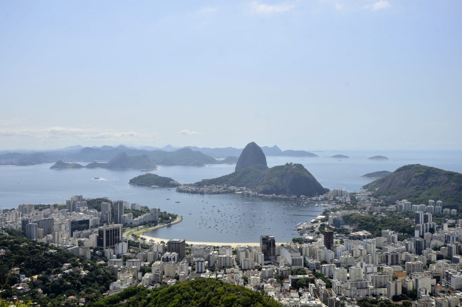 Cariocas aproveitam o domingo de sol para contemplar a paisagem no Mirante Dona Marta, em Botafogo - FABIO COSTA/AGÊNCIA O DIA