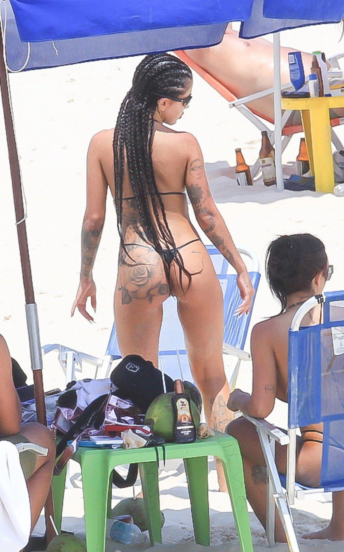 MC Mirella curte domingo de sol na Praia da Barra da Tijuca, na Zona Oeste do Rio