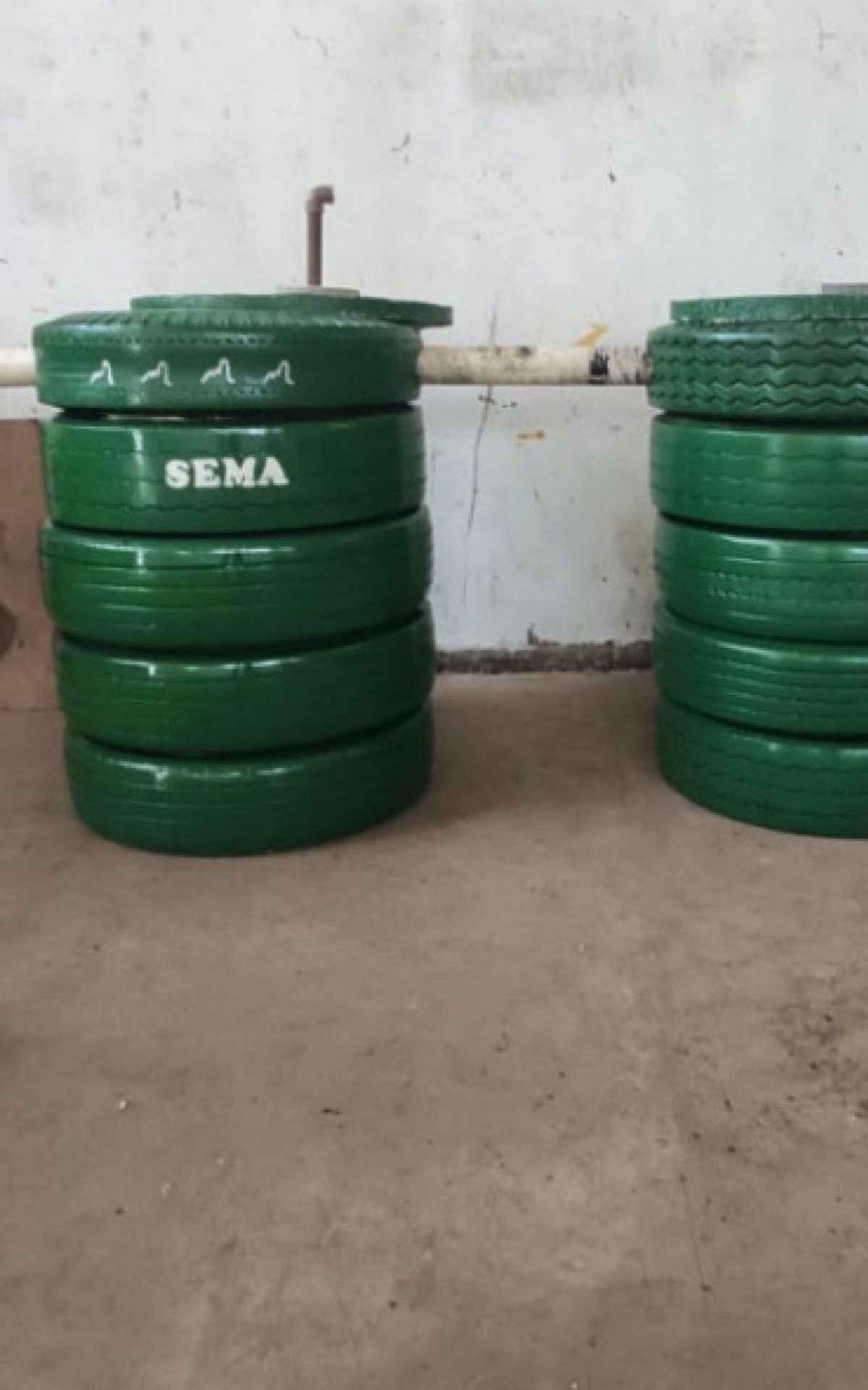Pneus velhos de caminh&otilde;es s&atilde;o utilizados para a instala&ccedil;&atilde;o de biodigestores no bairro Sap&ecirc;