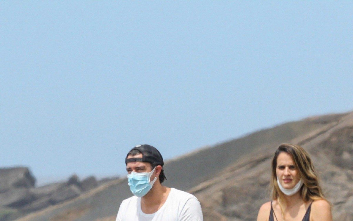 Joaquim Lopes e sua esposa Passeia com o Filhos na Orla do Leblon.