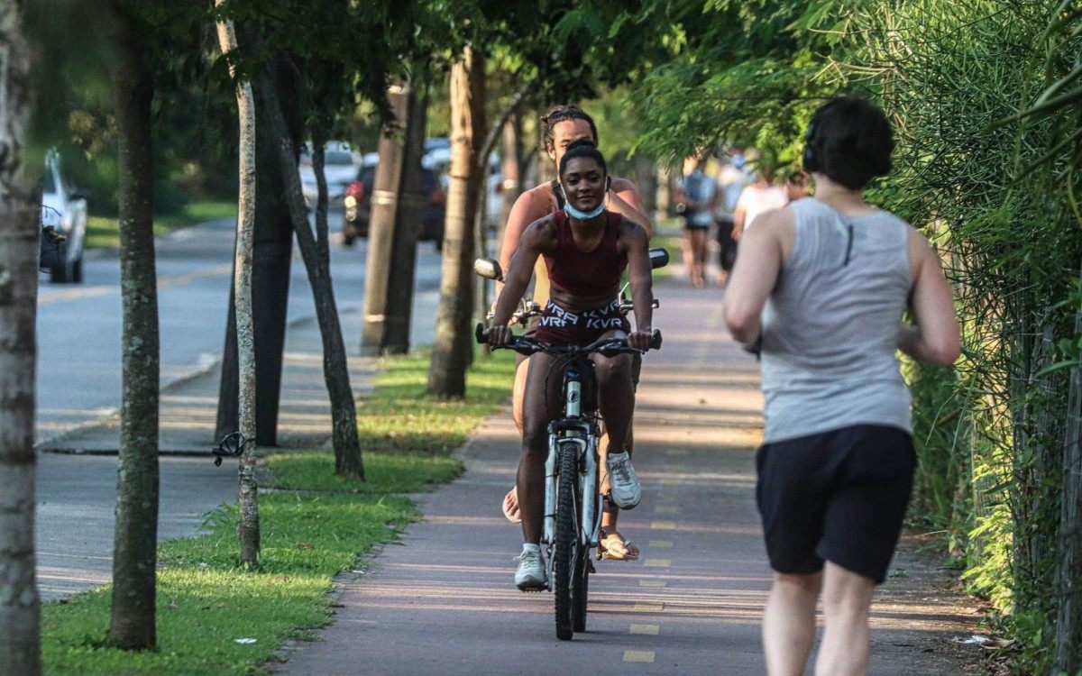 Erika Januza e o namorado, Juan Nakamura, curtem domingo de sol andando de bicicleta no Recreio dos Bandeirantes, na Zona Oeste do Rio