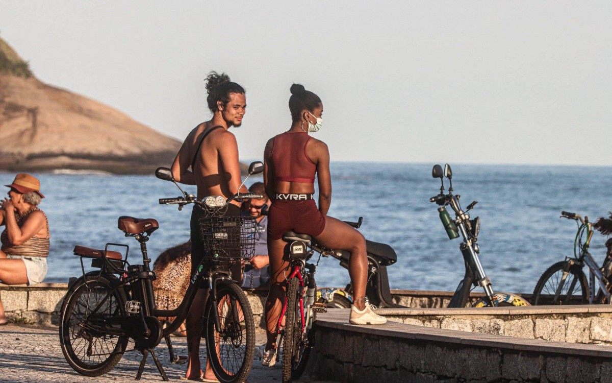 Erika Januza e o namorado, Juan Nakamura, curtem domingo de sol andando de bicicleta no Recreio dos Bandeirantes, na Zona Oeste do Rio