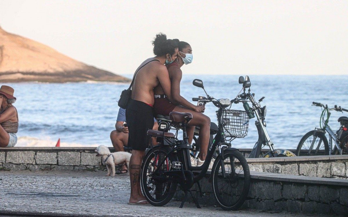 Erika Januza e o namorado, Juan Nakamura, curtem domingo de sol andando de bicicleta no Recreio dos Bandeirantes, na Zona Oeste do Rio - Delson Silva / Ag. News