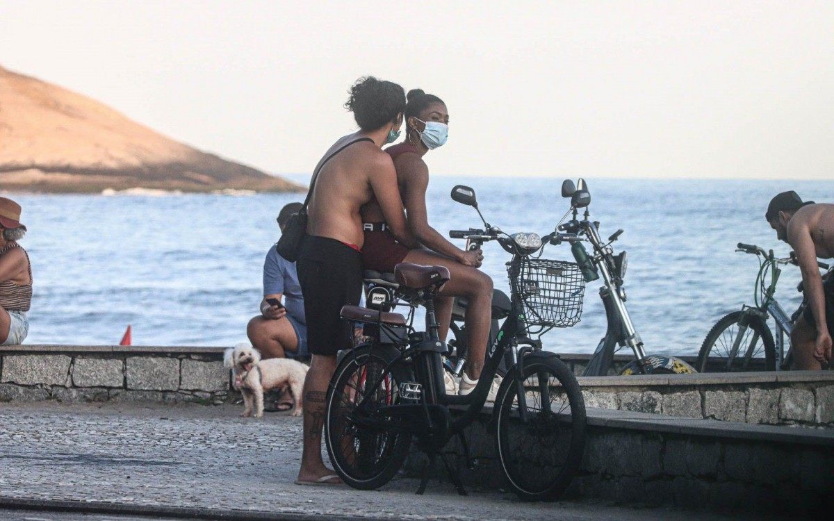Erika Januza e o namorado, Juan Nakamura, curtem domingo de sol andando de bicicleta no Recreio dos Bandeirantes, na Zona Oeste do Rio