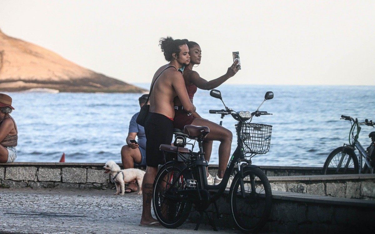 Erika Januza e o namorado, Juan Nakamura, curtem domingo de sol andando de bicicleta no Recreio dos Bandeirantes, na Zona Oeste do Rio