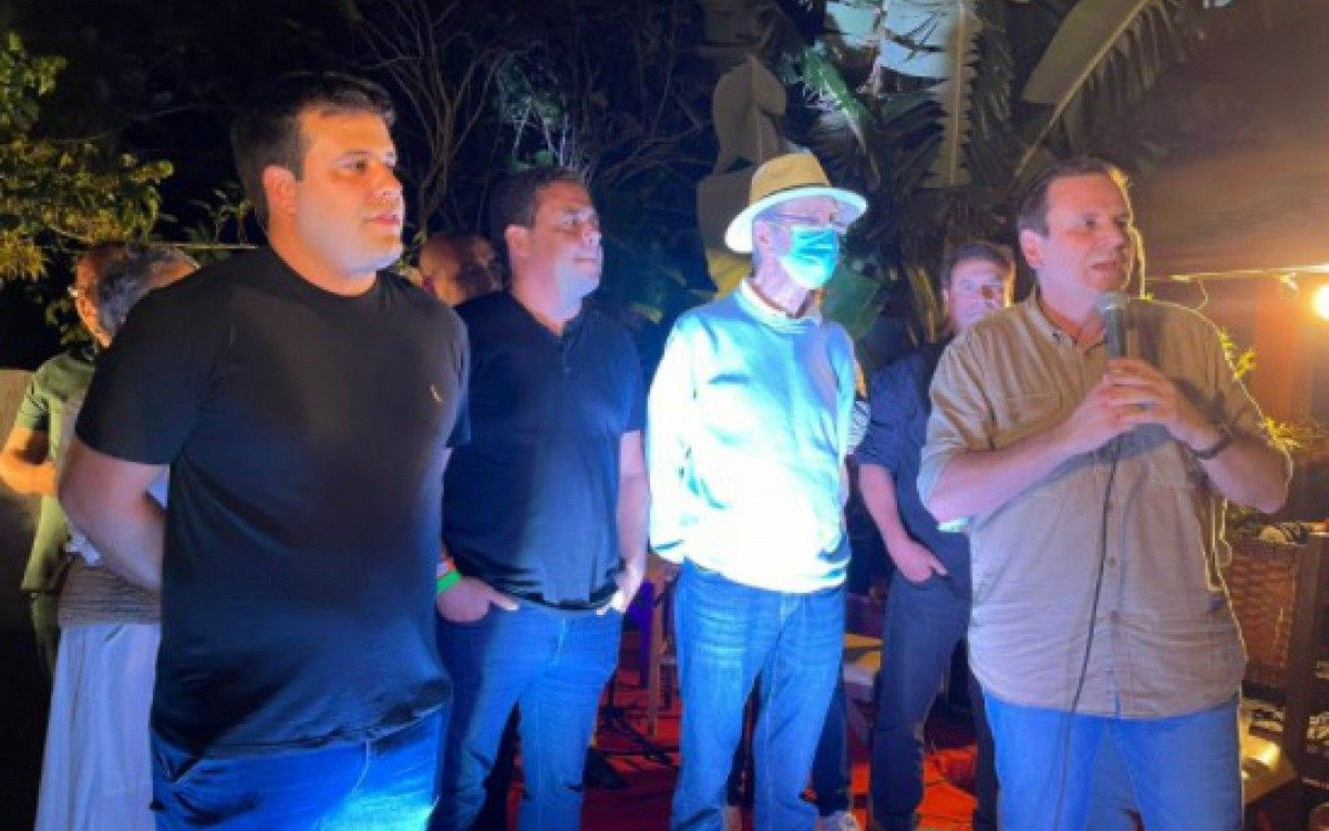 Eduardo Paes fala durante evento na casa do secret&aacute;rio Aquilles Barreto