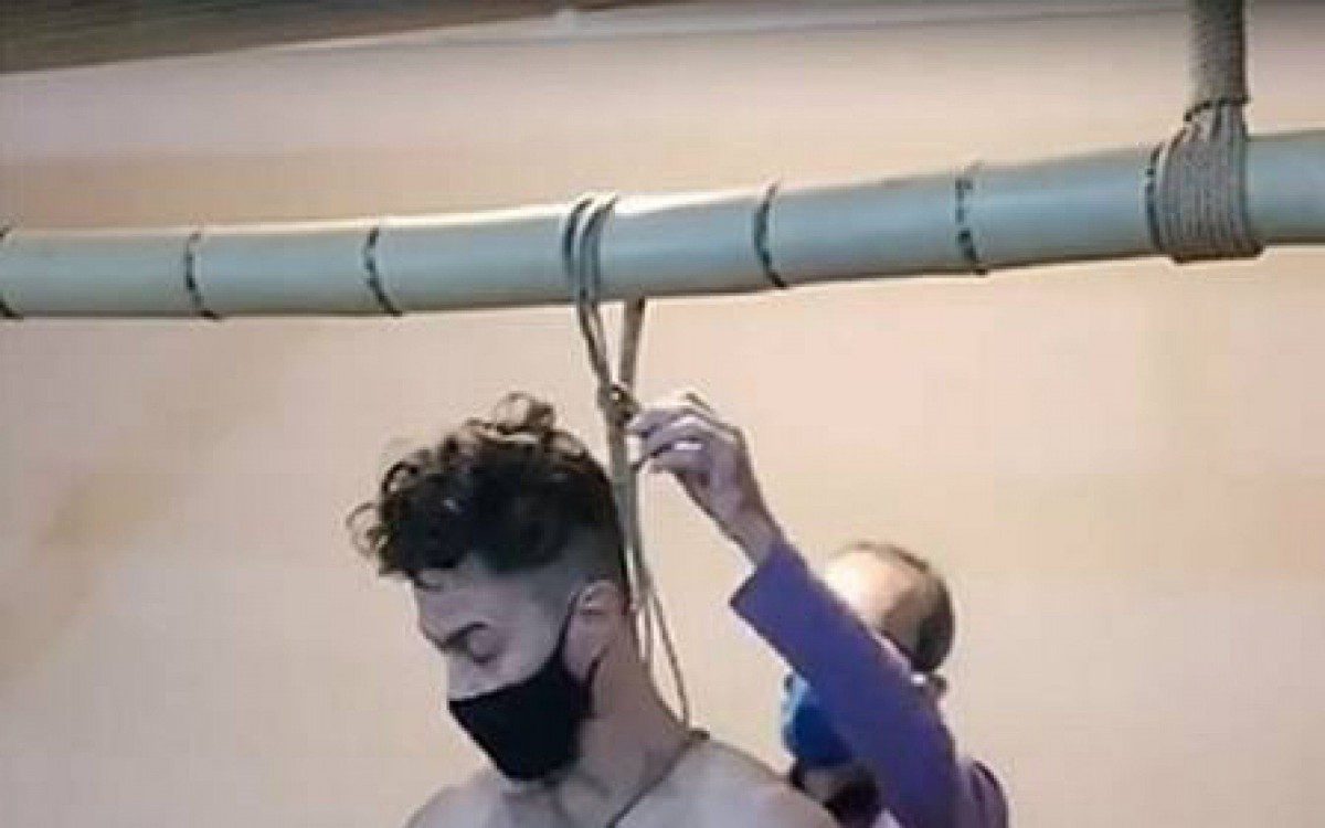 Gabriel Braga Nunes posa amarrado no laboratório para viver personagem fetichista em 'Verdades Secretas 2'