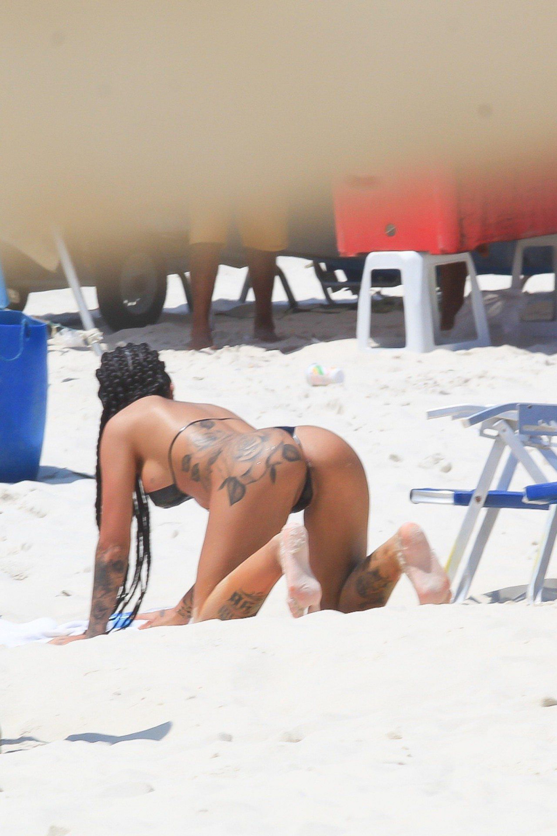 MC Mirella namorada Dynho Alves curtir dia de sol em Praia carioca Mirella tem Show essa noite em uma Boate carioca no Rio. - Fabricio Pioyani/Agnews