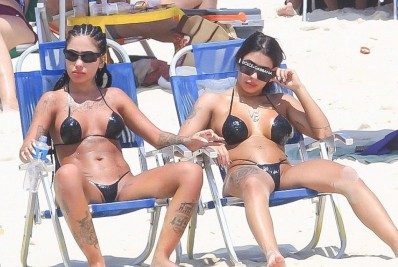 Com biquíni de fita isolante, MC Mirella curte dia de praia no Rio