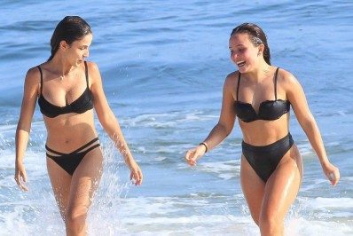 Acompanhada por amiga, Larissa Manoela se refresca no mar da Barra da Tijuca