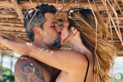 Gio Ewbank e Bruno Gagliasso fazem temperatura subir em foto com beijão