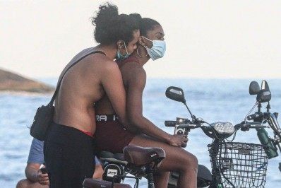 Erika Januza e filho de Carol Nakamura trocam beijos e carinhos em passeio na praia