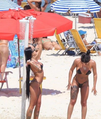 MC Mirella namorada Dynho Alves curtir dia de sol em Praia carioca Mirella tem Show essa noite em uma Boate carioca no Rio.
 - Foto Fabricio Pioyani/Agnews