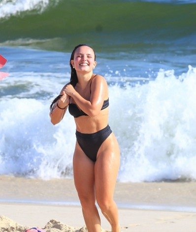 Larissa Manoela curte domingo de sol na Praia da Barra da Tijuca, na Zona Oeste do Rio, com amiga - Fabricio Pioyani / Ag. News