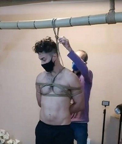 Gabriel Braga Nunes posa amarrado no laboratório para viver personagem fetichista em 'Verdades Secretas 2' - Reprodução Internet