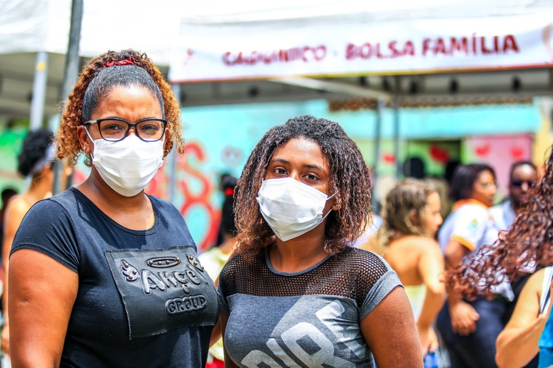 Aline Pereira e a filha Fabr&iacute;cya Pereira aprovaram a a&ccedil;&atilde;o social e tiraram documentos - Rafael Barreto / PMBR