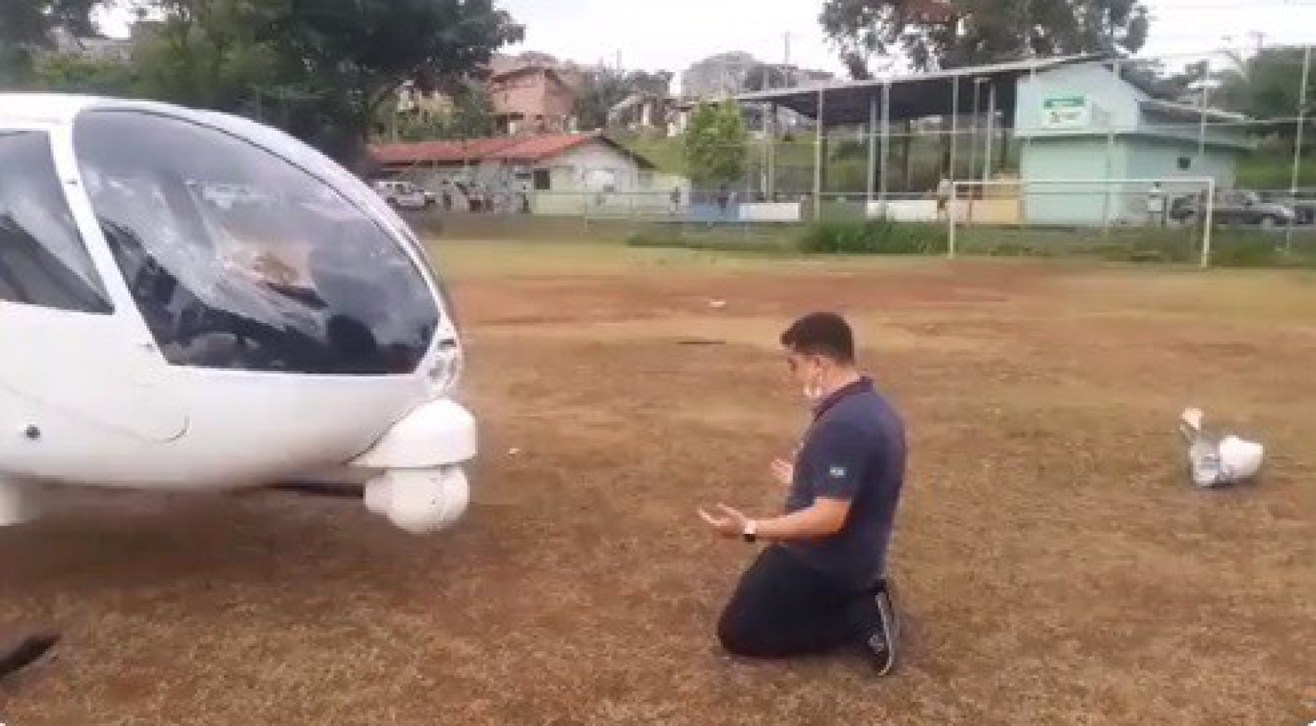 Dudu Barbatti, piloto do helic&oacute;ptero da Globo, faz ora&ccedil;&atilde;o ap&oacute;s conseguir realizar pouso de emerg&ecirc;ncia em Minas Gerais - Reprodu&ccedil;&atilde;o Internet