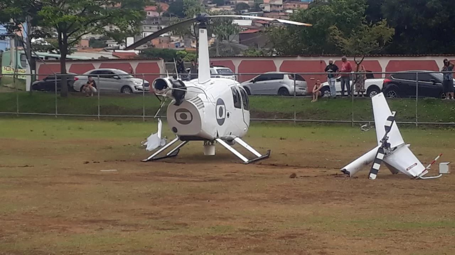 Helicóptero da Globo faz pouso forçado em campo de futebol, na manhã desta segunda-feira, em Minas Gerais - Reprodução Internet