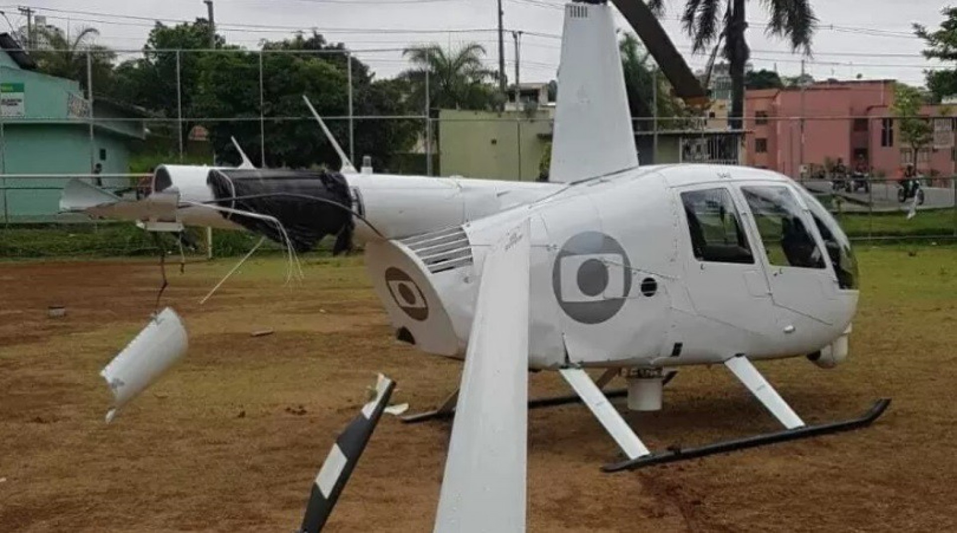 Helicóptero da Globo faz pouso forçado em campo de futebol de Minas Gerais - Corpo de Bombeiros de Minas Gerais / Divulgação