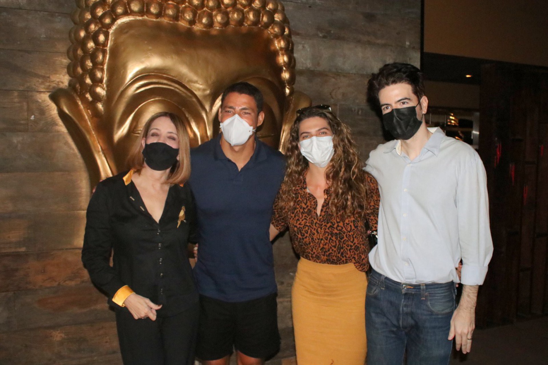 O casal Cauã Reymond e Mariana Goldfarb, posou para fotos ao lado pelos promoters Liege Monteiro e Luiz Fernando Coutinho.  - Ag.news 