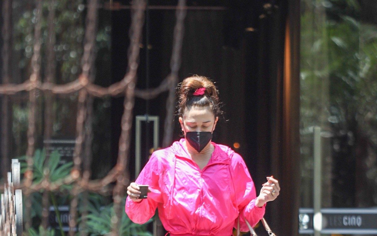 Claudia Raia deixa academia exibindo um look todo pink: cal&ccedil;a, jaqueta, t&ecirc;nis e at&eacute; o prendedor de cabelo s&atilde;o rosa