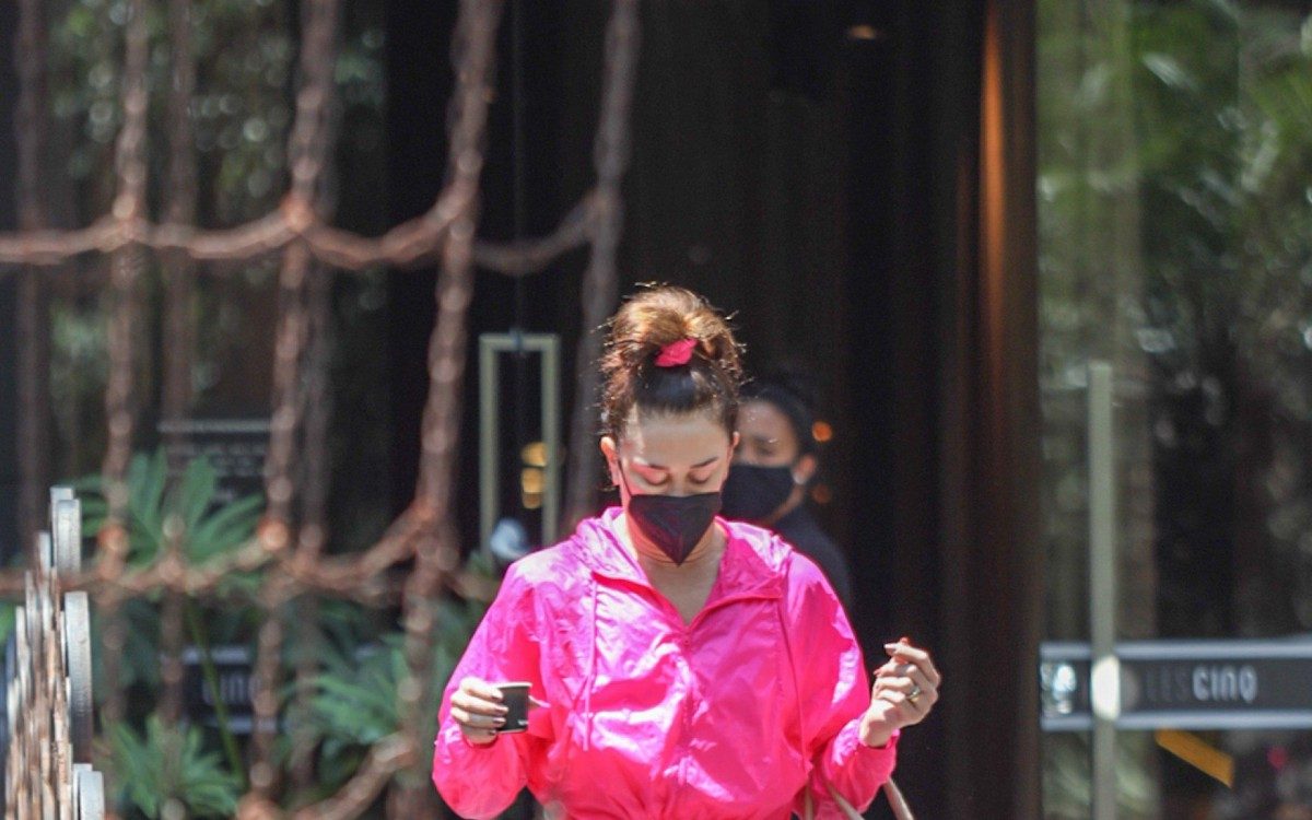 Claudia Raia deixa academia exibindo um look todo pink: cal&ccedil;a, jaqueta, t&ecirc;nis e at&eacute; o prendedor de cabelo s&atilde;o rosa