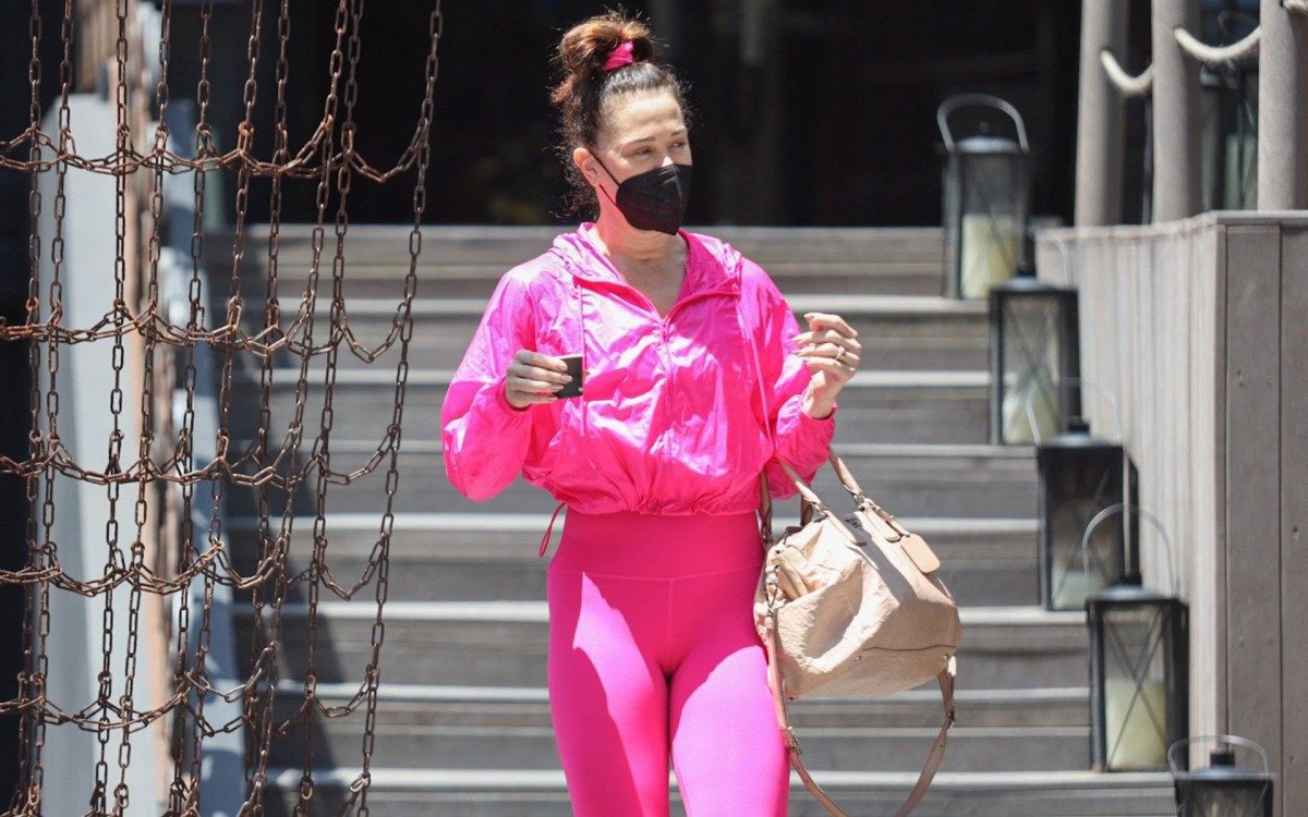 Claudia Raia deixa academia exibindo um look todo pink: cal&ccedil;a, jaqueta, t&ecirc;nis e at&eacute; o prendedor de cabelo s&atilde;o rosa