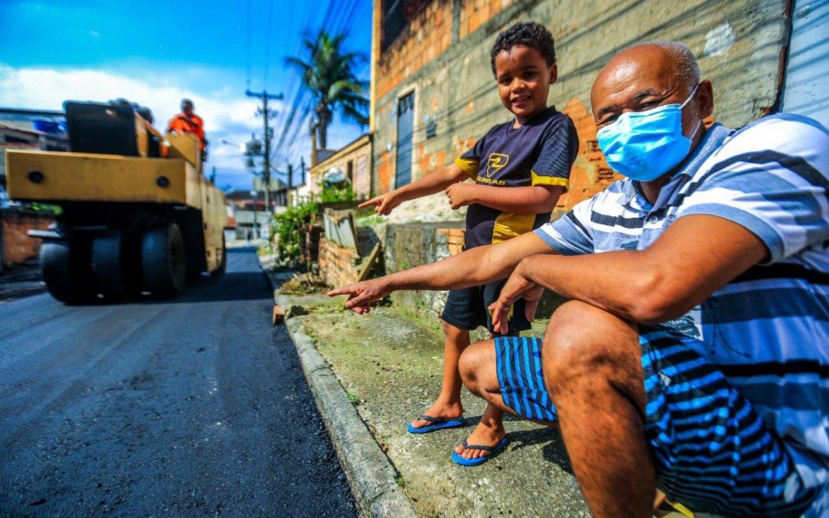Jos&eacute; dos Santos, com o neto Rian Seixas, comemorou o asfaltamento da Rua Salazar