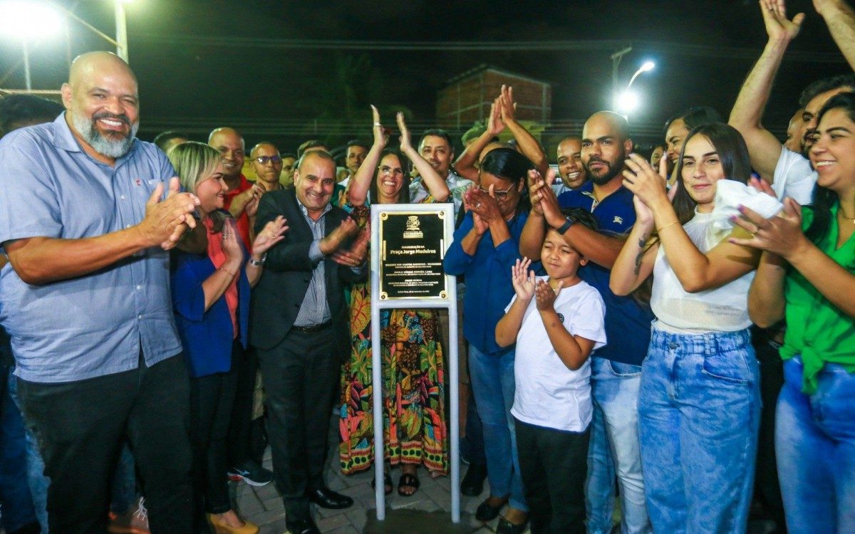 Marcelo Canella, Daniela do Waguinho, prefeito Waguinho e familiares de Jorge Medeiros descerraram a placa de inaugura&ccedil;&atilde;o
