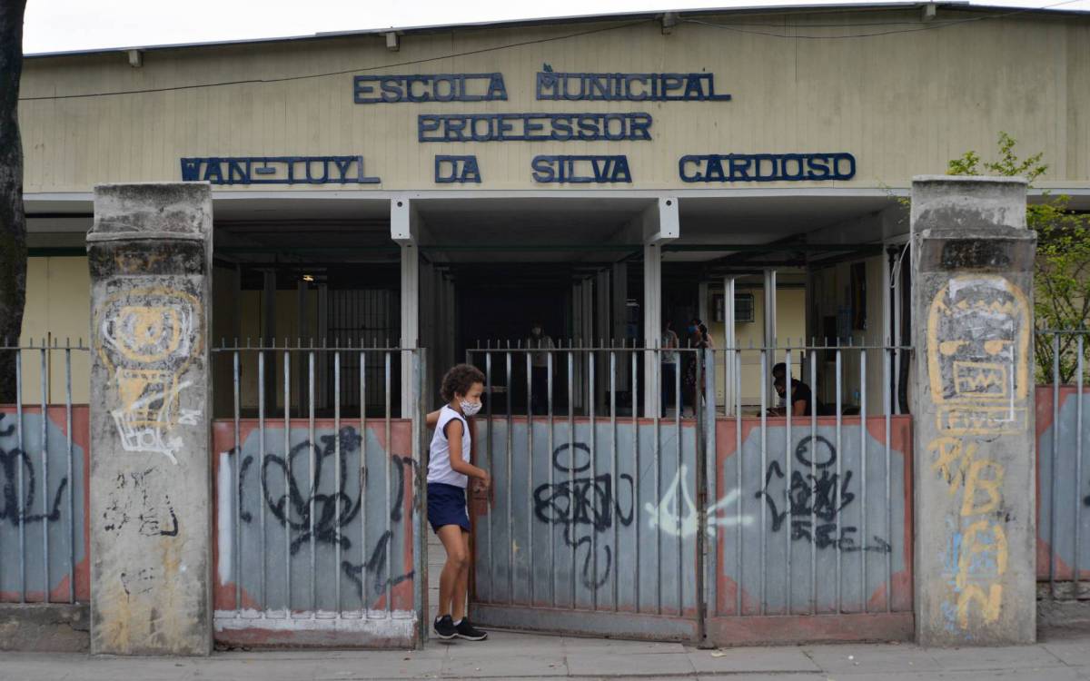 Rio de Janeiro - 09/11/2021 -  RIO DE JANEIRO - EDUCACAO  - Escola Municipal Wan-Tuyl da Silva Cardoso, vem sofrendo com furtos constantes por conto do muro baixo , deixando estudantes no escuro e sem merenda em Padre Miguel    Foto : Fabio Costa/ Agencia O Dia