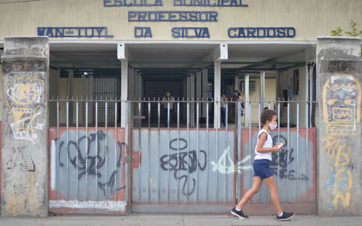 Rio de Janeiro - 09/11/2021 -  RIO DE JANEIRO - EDUCACAO  - Escola Municipal Wan-Tuyl da Silva Cardoso, vem sofrendo com furtos constantes por conto do muro baixo , deixando estudantes no escuro e sem merenda em Padre Miguel    Foto : Fabio Costa/ Agencia O Dia