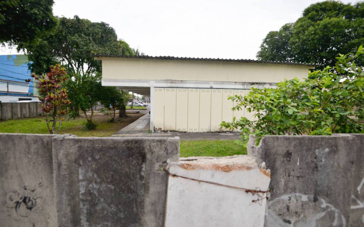 Rio de Janeiro - 09/11/2021 -  RIO DE JANEIRO - EDUCACAO  - Escola Municipal Wan-Tuyl da Silva Cardoso, vem sofrendo com furtos constantes por conto do muro baixo , deixando estudantes no escuro e sem merenda em Padre Miguel    Foto : Fabio Costa/ Agencia O Dia