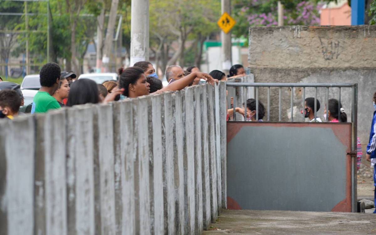Rio de Janeiro - 09/11/2021 -  RIO DE JANEIRO - EDUCACAO  - Escola Municipal Wan-Tuyl da Silva Cardoso, vem sofrendo com furtos constantes por conto do muro baixo , deixando estudantes no escuro e sem merenda em Padre Miguel    Foto : Fabio Costa/ Agencia O Dia