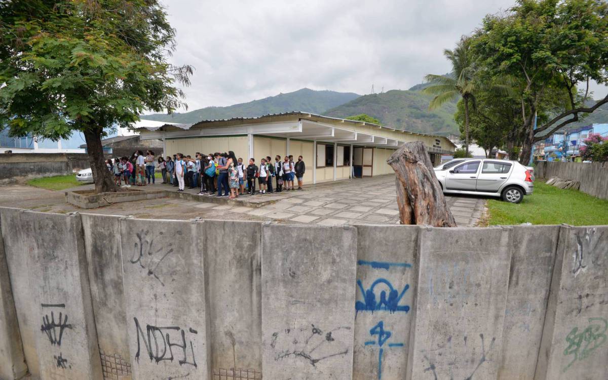 Rio de Janeiro - 09/11/2021 -  RIO DE JANEIRO - EDUCACAO  - Escola Municipal Wan-Tuyl da Silva Cardoso, vem sofrendo com furtos constantes por conto do muro baixo , deixando estudantes no escuro e sem merenda em Padre Miguel    Foto : Fabio Costa/ Agencia O Dia