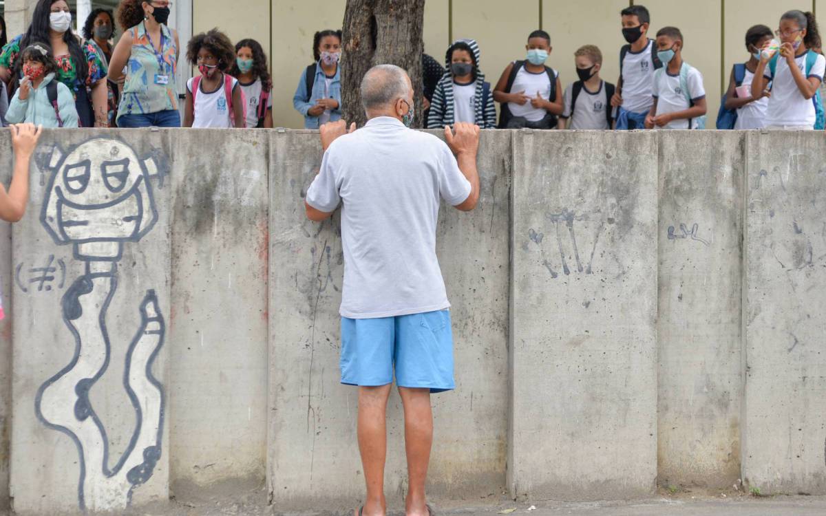 Rio de Janeiro - 09/11/2021 -  RIO DE JANEIRO - EDUCACAO  - Escola Municipal Wan-Tuyl da Silva Cardoso, vem sofrendo com furtos constantes por conto do muro baixo , deixando estudantes no escuro e sem merenda em Padre Miguel    Foto : Fabio Costa/ Agencia O Dia